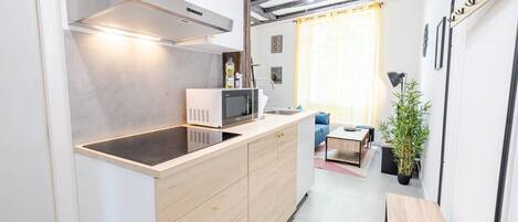 Fridge, microwave, oven, coffee/tea maker