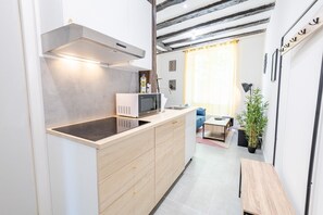 Kylskåp, mikrovågsugn, ugn och kaffe- och tebryggare