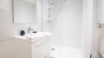 Douche, sèche-cheveux, serviettes fournies