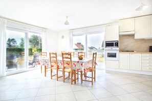 Jääkaappi, mikroaaltouuni, uuni, astianpesukone