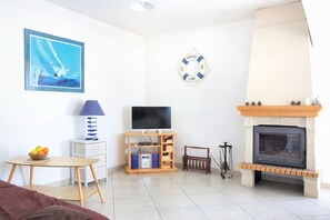 Televisión, chimenea y estéreo 