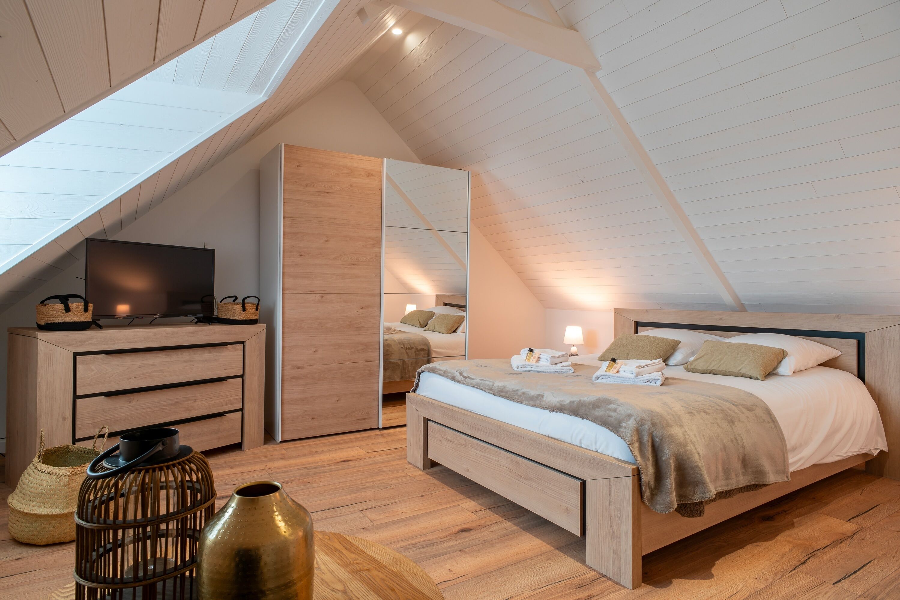 4 bedrooms, iron/ironing board, free WiFi, bed sheets