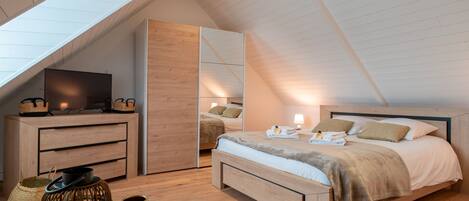 4 bedrooms, iron/ironing board, free WiFi, bed sheets