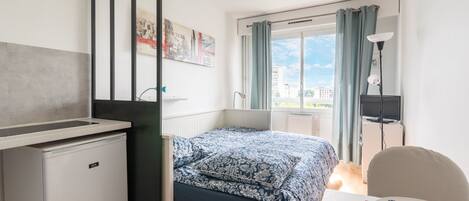 Iron/ironing board, free WiFi, bed sheets
