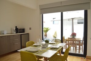 Studio Confort, 1 très grand lit et 1 canapé-lit | Restauration dans la chambre