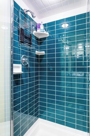 Douche, sèche-cheveux, serviettes fournies, savon