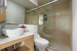 Dusche, HandtĂŒcher, Seife, Toilettenpapier