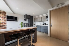 Blender, cookware/dishes/utensils - Stunning Views in Laureles; walking distance to everything you need. AC + WIFI (Medellín)