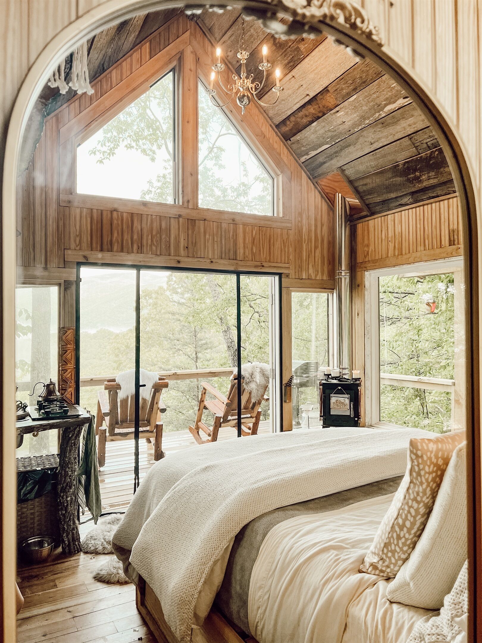 1 Schlafzimmer, Schreibtisch, Bettwäsche