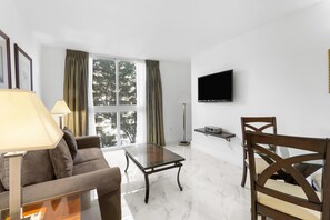 TV - 1 Bedroom Condo: Pool, Sauna & Steam Room (Miami)