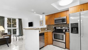 Private kitchen - Tranquil Condo in Coconut Grove w/ Pool (Miami)