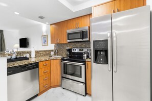 Refrigerador, microondas, horno y parrilla de estufa