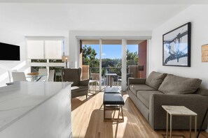 TV - Modern Grove Condo w/ Pool, Steps to CocoWalk (Miami)