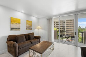 TV - 1BR/1BA Condo: Balcony & Wellness Perks (Miami)