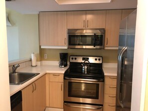 Fridge, microwave, oven, stovetop - Coconut Grove Retreat: King Bed & Gym Access (Miami)