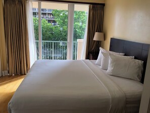 1 bedroom, Internet, bed sheets - Coconut Grove Retreat: King Bed & Gym Access (Miami)