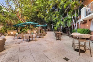 Outdoor dining - Coconut Grove Retreat: King Bed & Gym Access (Miami)