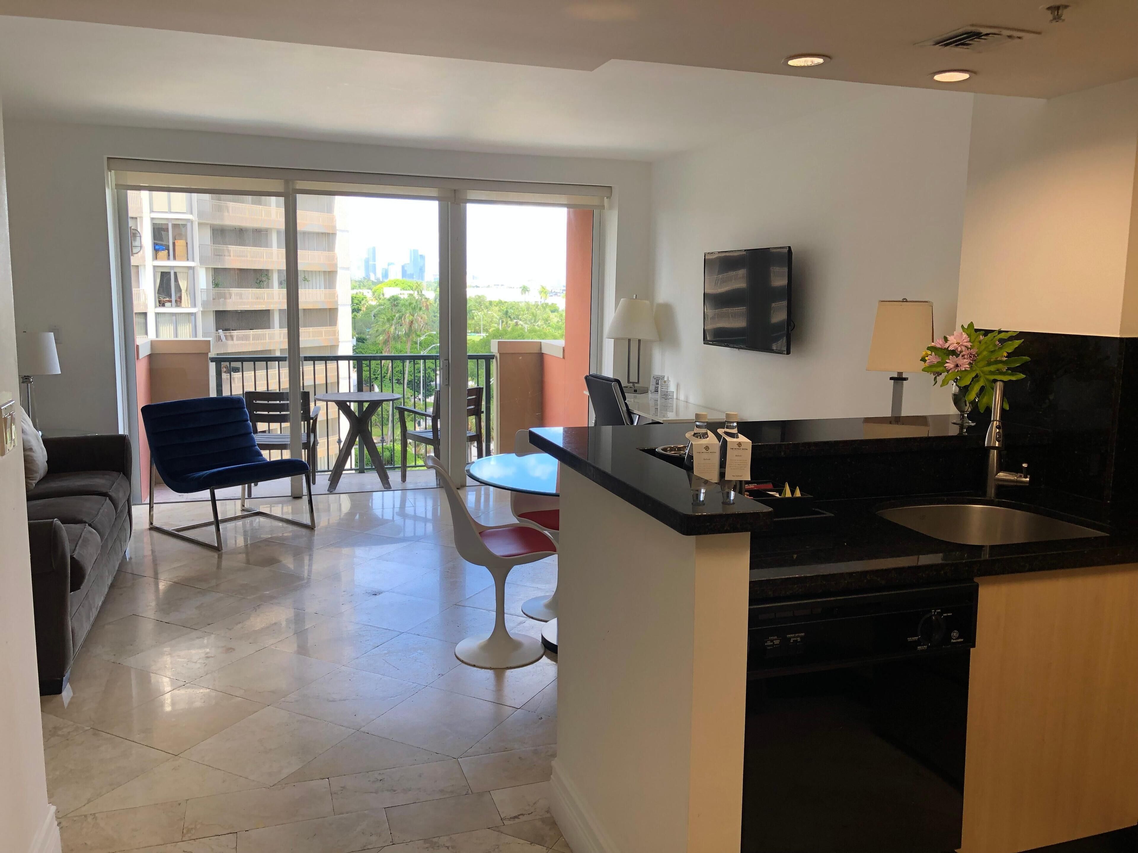 Resort Style Condo: Sauna, Gym & Pool Access