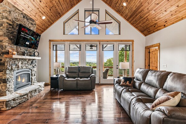 Smart TV, chimenea, mesa de ping pong