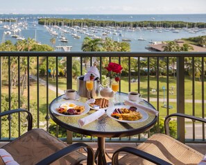 Outdoor dining - 1BR/1BA Condo: Gym, Pool & Balcony (Miami)