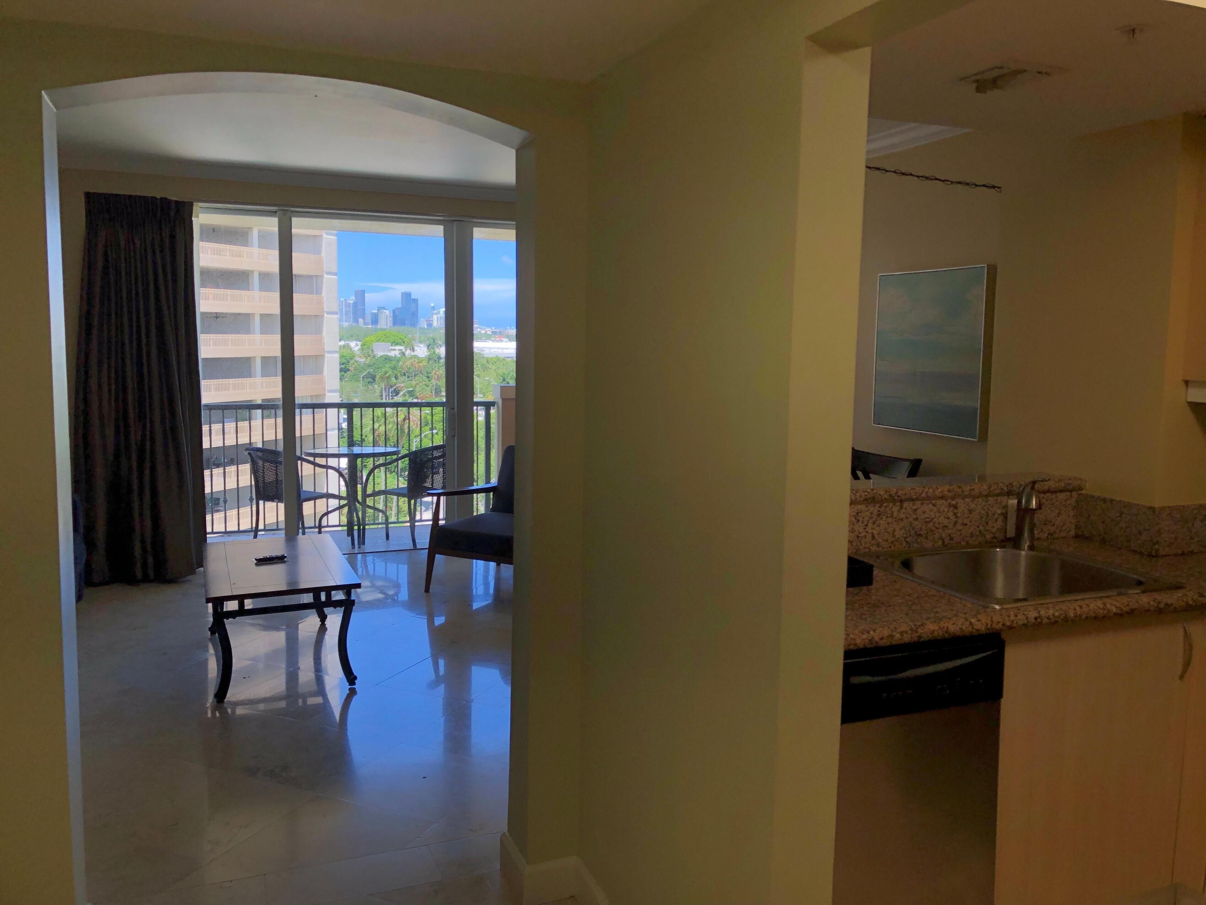 Coconut Grove Retreat: King Bed, Sleeper & Kitchen