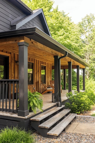 Modern Farmhouse with Recreation/Movie Room & Fire Pit! Dog Friendly. 