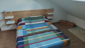 1 slaapkamer, een strijkplank/strijkijzer, gratis wifi, beddengoed