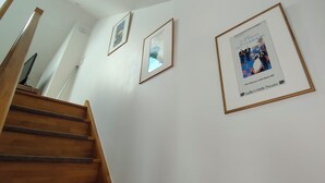 Un escalier menant à une pièce aux murs blancs.