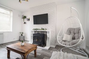 Smart TV - Charming Semi with KingBed and Cozy Interiors (Blackburn)