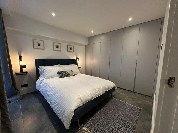 House - Sleeps 4 & Free Parking - London