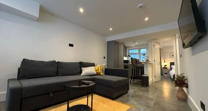 House - Sleeps 4 & Free Parking