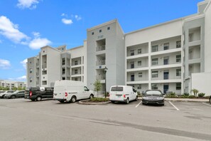 Eine mehrstöckige Parkgarage mit mehreren weißen Lieferwagen.