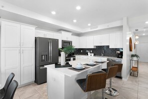 Kylskåp, mikrovågsugn, ugn och spishäll