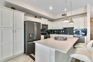 Refrigerador, microondas, horno, placa de cocina