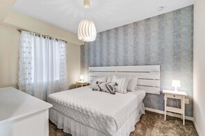 2 bedrooms, iron/ironing board, WiFi, bed sheets - Last Minute Disney Getaway! Luxury Condo with Private Balcony. Book Now! #65877 (Orlando)