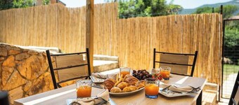 Tra i verdi pini - private garden and patio