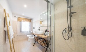 Een douche, een haardroger, handdoeken, shampoo