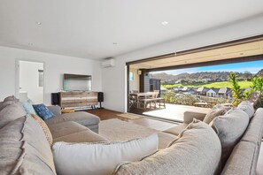 Een televisie en boeken