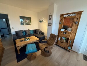 Smart-TV, Bücher, Stereoanlage