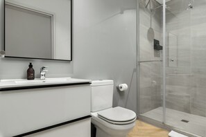 Douche, sèche-cheveux, serviettes fournies, savon
