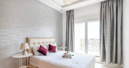 3 bedroom apartment 5 minutes from the beach