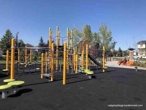 Children's area - Private suite FREE Breakfast 2parking Airp7min
(Calgary)