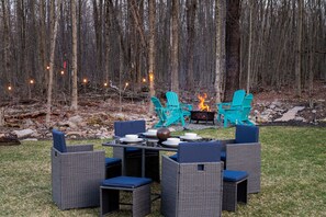 Outdoor dining - Pet Friendly, Pocono Chalet, Lake Community (Tobyhanna)