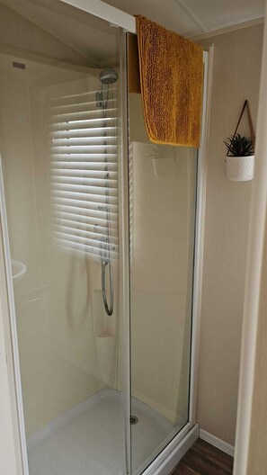 Shower, hair dryer, towels - Tranquil Holiday Home Skegness (Skegness)