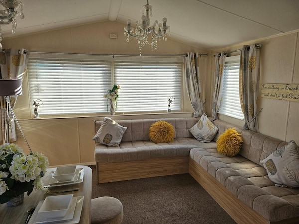 3 Bed Caravan - Sleeps 6 - Pets - Parking - Wifi - Ingoldmells