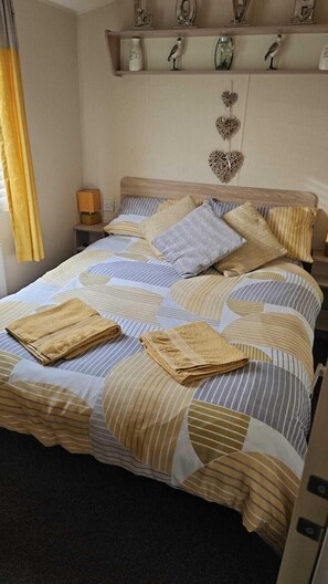 Cabin | 3 bedrooms, iron/ironing board, free WiFi, bed sheets - Tranquil Holiday Home Skegness (Skegness)