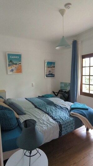 4 bedrooms, iron/ironing board, travel crib, free WiFi - French riverside cottage 20 minutes from Disney (Guérard)