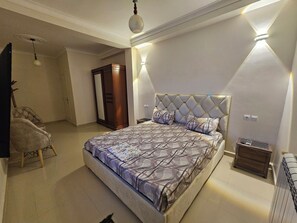 7 bedrooms, WiFi, bed sheets