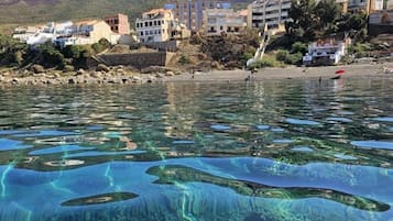 Una spiaggia nelle vicinanze