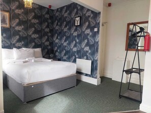 Studio | Iron/ironing board, free WiFi, bed sheets - Studio Apartment With Kingbed 5min To Beach (Blackpool)